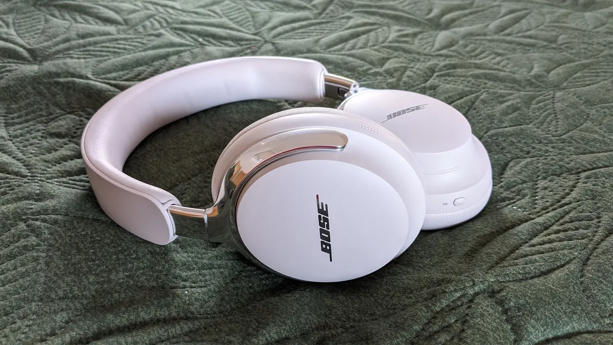  Got a noisy commute? These smart, effective noise-cancelling headphones let you finally escape the outside world 