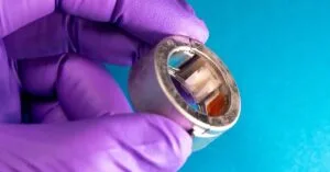 Smart ring måler blodsukker og alkohol gennem sved på fingeren