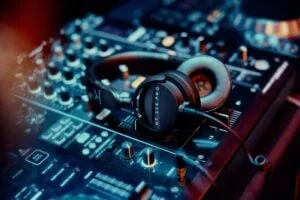 Nye hovedtelefoner fra beyerdynamic skal holde støjen ude på jobbet